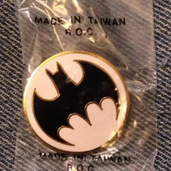 DC Comics Batman Pin ~ Gotham Police Spotlight Logo ~ Vintage 1988 Cloisonne - Picture 4 of 4